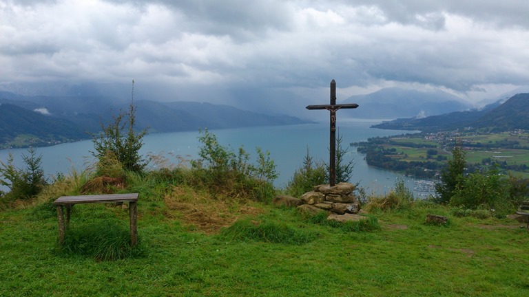 Blick auf das neu gesegnete Kreuz am Buchberg