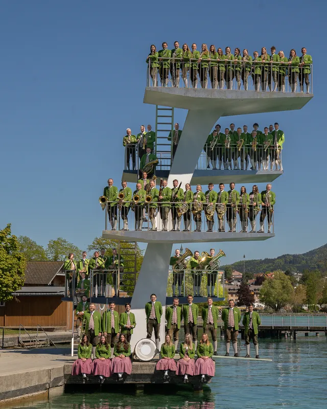 Die Marktmusikkapelle Seewalchen auf dem Sprungturm am Attersee