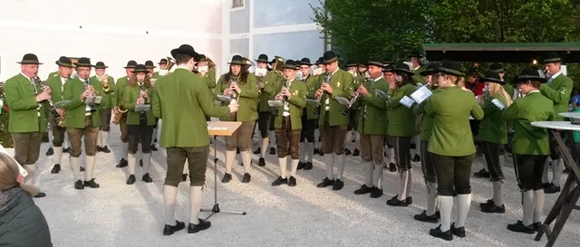 Maibaum aufstellen
